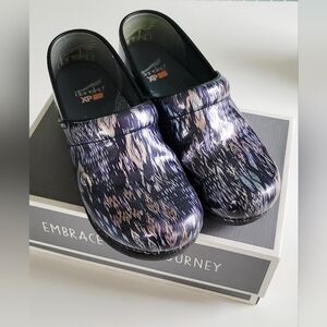 Dansko Women's XP 2.0 Navy Ikat Clog Size 39 /8.5 Like New!